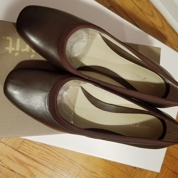NWB Brown Leather Easy Spirit Heels - Picture 4 of 6
